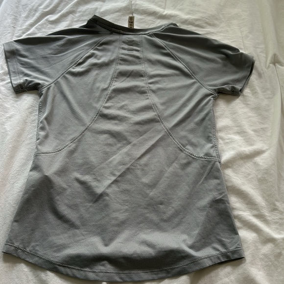 under armour woman’s tee, size xs - Picture 4 of 4